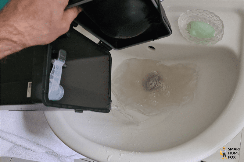 Der Schmutzwassertank des Roborock Q-Revo wird entleert.